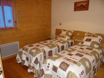 two beds sitting next to each other in a bedroom at Appartement cosy 4 pièces, 8 pers, garage, proche pistes et commerces - FR-1-572-73 in Les Carroz d'Araches