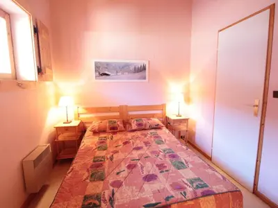 a bedroom with a bed and two lamps on two tables at Appartement 8 pers, 4 pièces, 50m des pistes, parking, balcon, proche commerces - FR-1-572-88 in Les Carroz d'Araches