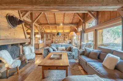 a living room with a couch and a table at Chalet Ontario in Demi-Quartier