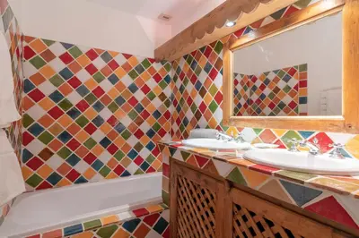 a bathroom with two sinks and a mirror and a tub at Chalet Ontario in Demi-Quartier