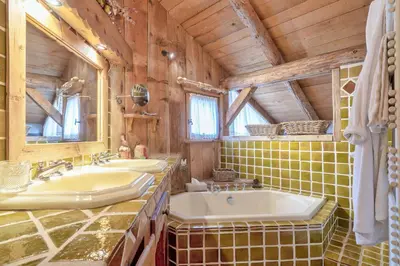 a bathroom with two sinks and a tub at Chalet Ontario in Demi-Quartier