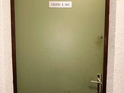 a door with a sign that reads lesergy a sin at Appartement cosy 2 pièces, 6 couchages, balcon, garage et casier à skis, Demi-Quartier - FR-1-597-9 in Demi-Quartier