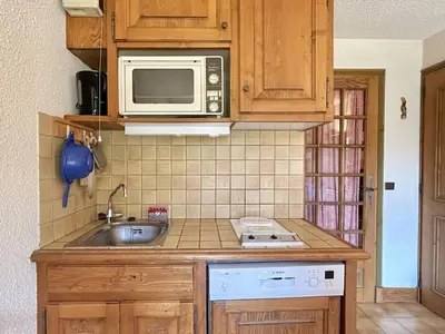 a kitchen with a sink and a microwave at Studio Alcôve Cosy, 4 Pers, Jardin, Parking, Proche Télécabine et Golf - Megève - FR-1-597-21 in Megève