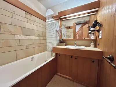 a bathroom with a sink and a bath tub at Appartement cosy à Megève: 3 pièces + mezzanine, 4 couchages - Proche remontées mécaniques et golf - FR-1-597-19 in Megève