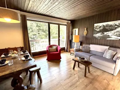 a living room with a couch and a table at Appartement cosy 2 pièces avec balcon, proche centre et télécabine, piscine et tennis en été - FR-1-597-20 in Megève