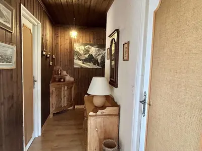 a hallway of a home with a lamp on a table at Appartement cosy 2 pièces avec balcon, proche centre et télécabine, piscine et tennis en été - FR-1-597-20 in Megève