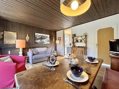 a living room with a table and a couch at Appartement cosy 2 pièces avec balcon, proche centre et télécabine, piscine et tennis en été - FR-1-597-20 in Megève