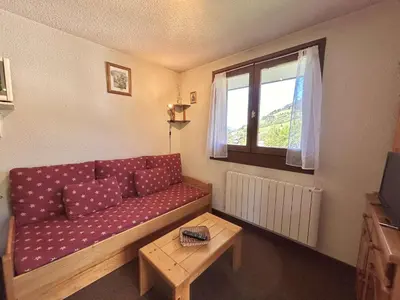a table and chairs on a balcony with a view at Charmant T2 à Demi-Quartier, 1 chambre, balcon, parking, casier à skis, proche forêt et espaces verts - FR-1-597-32 in Demi-Quartier