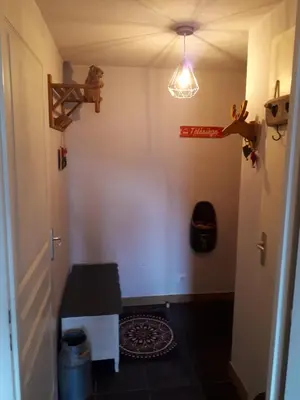 a hallway with a room with a door and a light at Duplex 6 pers, garage, WIFI, calme, proche des pistes, vue magnifique in Saint-Gervais-les-Bains