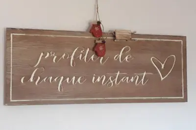a sign that readsnatural diephrine instant hanging on a wall at Duplex 6 pers, garage, WIFI, calme, proche des pistes, vue magnifique in Saint-Gervais-les-Bains