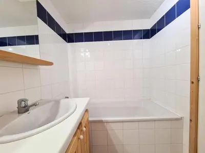 a bathroom with a tub and a sink at Résidence Hameau - Chalet lumineux · Poêle à bois · Sauna · Garage MAE-7348 in Flaine