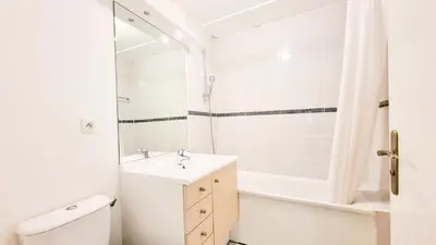 a white bathroom with a sink and a bath tub at Résidence Les Pleiades - Appartement lumineux et confortable · Centre station · Balcon · Parking couvert MAE-7351 in Flaine