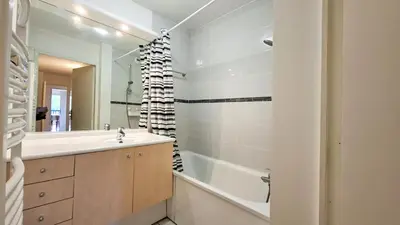 a bathroom with a sink and a tub and a mirror at Résidence Les Pleiades - Appartement spacieux avec balcon · Centre station · Parking couvert MAE-7352 in Flaine