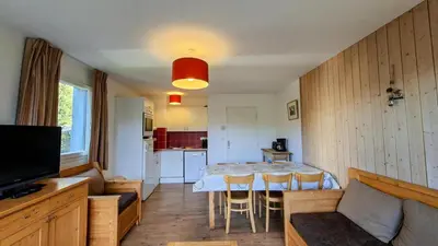 a living room with a table and a kitchen at Résidence Les Pleiades - Appartement spacieux avec balcon · Centre station · Parking couvert MAE-7352 in Flaine