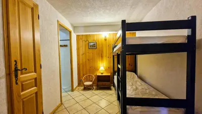 a bedroom with two bunk beds and a desk at Résidence Arche - Appartement spacieux · Centre station · Balcon MAE-7358 in Flaine