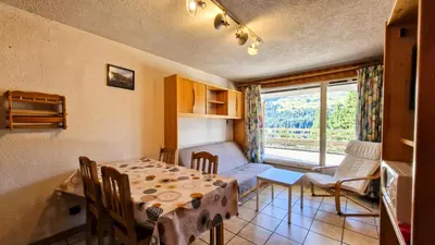 a small room with a table and a window at Résidence Arche - Appartement confortable · Centre station · Terrasse MAE-7360 in Flaine