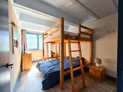 a bedroom with a bunk bed with a ladder at Résidence Betelgeuse - Appartement rénové · Proche des pistes et des commerces · Balcon MAE-7361 in Flaine