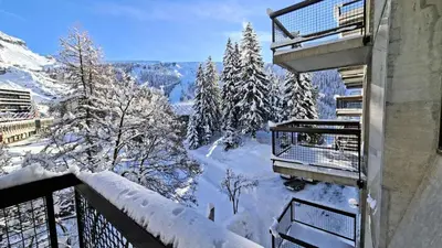 a balcony with a view of a snowy mountain at Résidence Betelgeuse - Appartement rénové · Proche des pistes et des commerces · Balcon MAE-7361 in Flaine