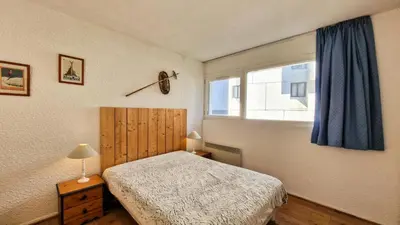 a bedroom with a bed and a window at Résidence Gemeaux - Appartement confortable · Centre station · Balcon MAE-7369 in Flaine