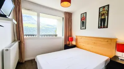 a bedroom with a bed and a window at Résidence Les Pleiades - Appartement lumineux · Centre station · Balcon · Parking couvert MAE-7373 in Flaine
