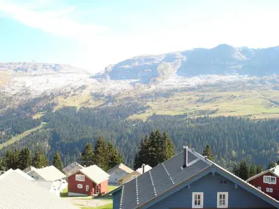 a town with houses and mountains in the background at Résidence Chateaux De Crans - Appartement confortable · Balcon MAE-7375 in Flaine