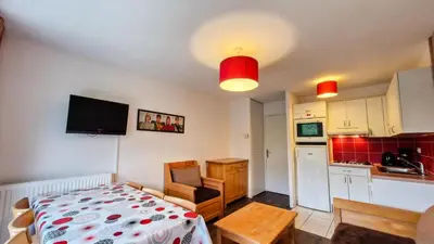 a small room with a bed and a kitchen at Résidence Les Pleiades - Appartement lumineux avec balcon · Centre station · Parking couvert MAE-7379 in Flaine