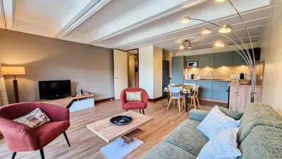 a living room with a couch and chairs and a kitchen at Résidence Betelgeuse - Appartement rénové · Entre pistes et commerces · Balcon MAE-7382 in Flaine