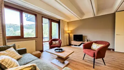 a living room with a couch and two chairs at Résidence Betelgeuse - Appartement rénové · Entre pistes et commerces · Balcon MAE-7382 in Flaine