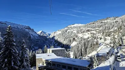a building in the snow with a mountain in the background at Résidence Betelgeuse - Appartement rénové · Entre pistes et commerces · Balcon MAE-7382 in Flaine