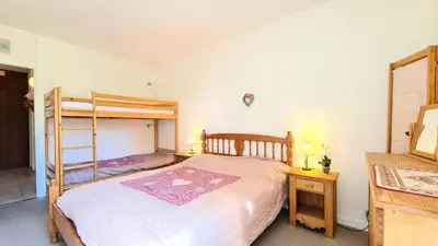 a bedroom with a bed and a bunk bed at Résidence Belier - Appartement confortable et lumineux · Au pied des pistes · WIFI gratuit et illimité MAE-7384 in Flaine