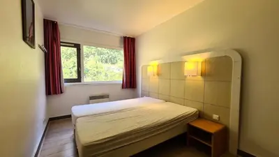 a small bedroom with a bed and a window at Residence De La Foret - Appartement confortable · Proche des pistes · WIFI gratuit et illimité MAE-7386 in Flaine