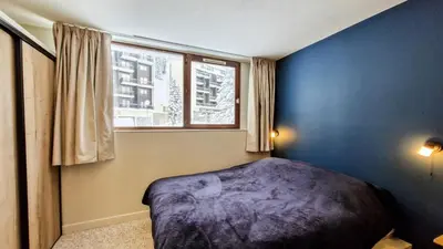 a bedroom with a bed and a window at Résidence Castor - Appartement confortable · Proche des pistes · Balcon MAE-7387 in Flaine
