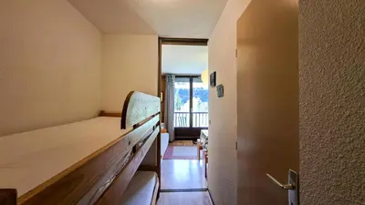 a small room with a bed and a window at Résidence Sagittaire - Studio confortable avec balcon · Centre station MAE-7388 in Flaine