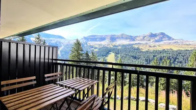 a balcony with a bench and a view of mountains at Résidence Castor - Studio rénové avec casier à ski · Proche des pistes · Balcon MAE-7394 in Flaine