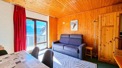 a room with a table and a chair and a window at Résidence Andromede - Studio confortable · Entre pistes et commerces · Balcon MAE-7395 in Flaine