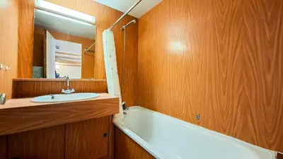 a bathroom with a sink and a bath tub at Résidence Andromede - Studio confortable · Entre pistes et commerces · Balcon MAE-7395 in Flaine