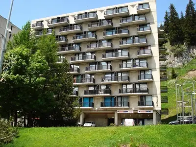 a large building with balconies on the side of it at Résidence Vega - Studio lumineux · Proche des pistes et des commerces · Balcon MAE-7400 in Flaine