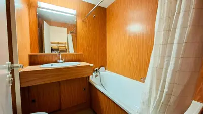 a bathroom with a sink and a tub and a mirror at Résidence Andromede - Studio lumineux avec casier à ski · Proche des pistes · Balcon MAE-7403 in Flaine