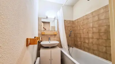 a bathroom with a sink and a toilet and a tub at Résidence Doris - Studio lumineux · Centre station · Balcon MAE-7404 in Flaine