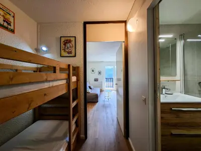 a room with a bunk bed and a bathroom at Résidence Gemeaux - Studio confortable · Centre station · Balcon MAE-7410 in Flaine