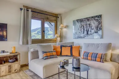 a living room with a couch and a table at Appartement Eskimo in Megève