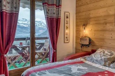 a bedroom with a bed and a window with a view at Studio Cosy coin-nuit proche centre - Vue splendide in Saint-Gervais-les-Bains
