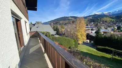 a balcony with a view of the mountains at Chalet familial à Megève, vue sur le village in Megève