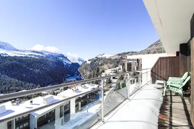 a balcony with a view of the mountains at Penthouse 3-bedroom apartment, mountain views, large terrasse, piste access in Flaine