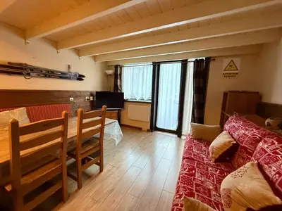 a room with a bed and a dining room at Chamonix / Argentière - Duplex 6p in Chamonix-Mont-Blanc
