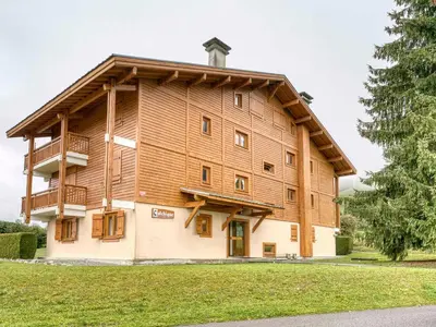 a large wooden building with a gambrel at Appartement 2 pièces avec terrasse, animaux admis, proche pistes - Megève - FR-1-453-225 in Megève