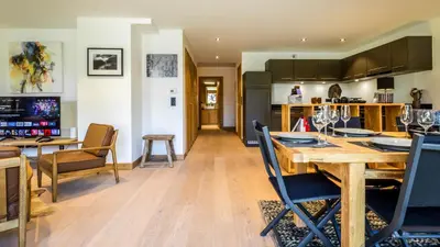 a dining room and kitchen with a table and chairs at Appartement Green in Chamonix-Mont-Blanc