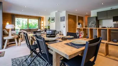 a kitchen and dining room with a wooden table and chairs at Appartement Green in Chamonix-Mont-Blanc