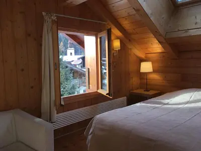 a bedroom with a bed and a window at Appartement Arolles in Chamonix-Mont-Blanc