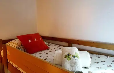 a bedroom with a bunk bed with towels on it at La Rivière Vue Mont Blanc in Chamonix-Mont-Blanc